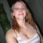 Jolie jeune Femme sur Saint-Fuscien aimant baiser