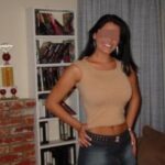 Petite chienne a envie de l&eacute;cher des &eacute;normes queues &agrave; Rivery